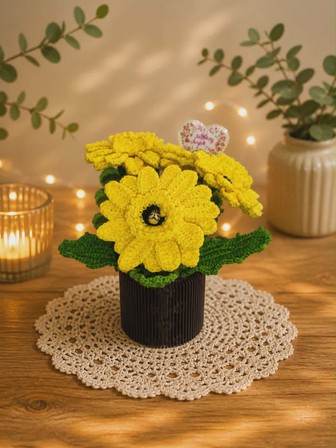 Horgolt sárga gerbera kaspóban (méhecskével)