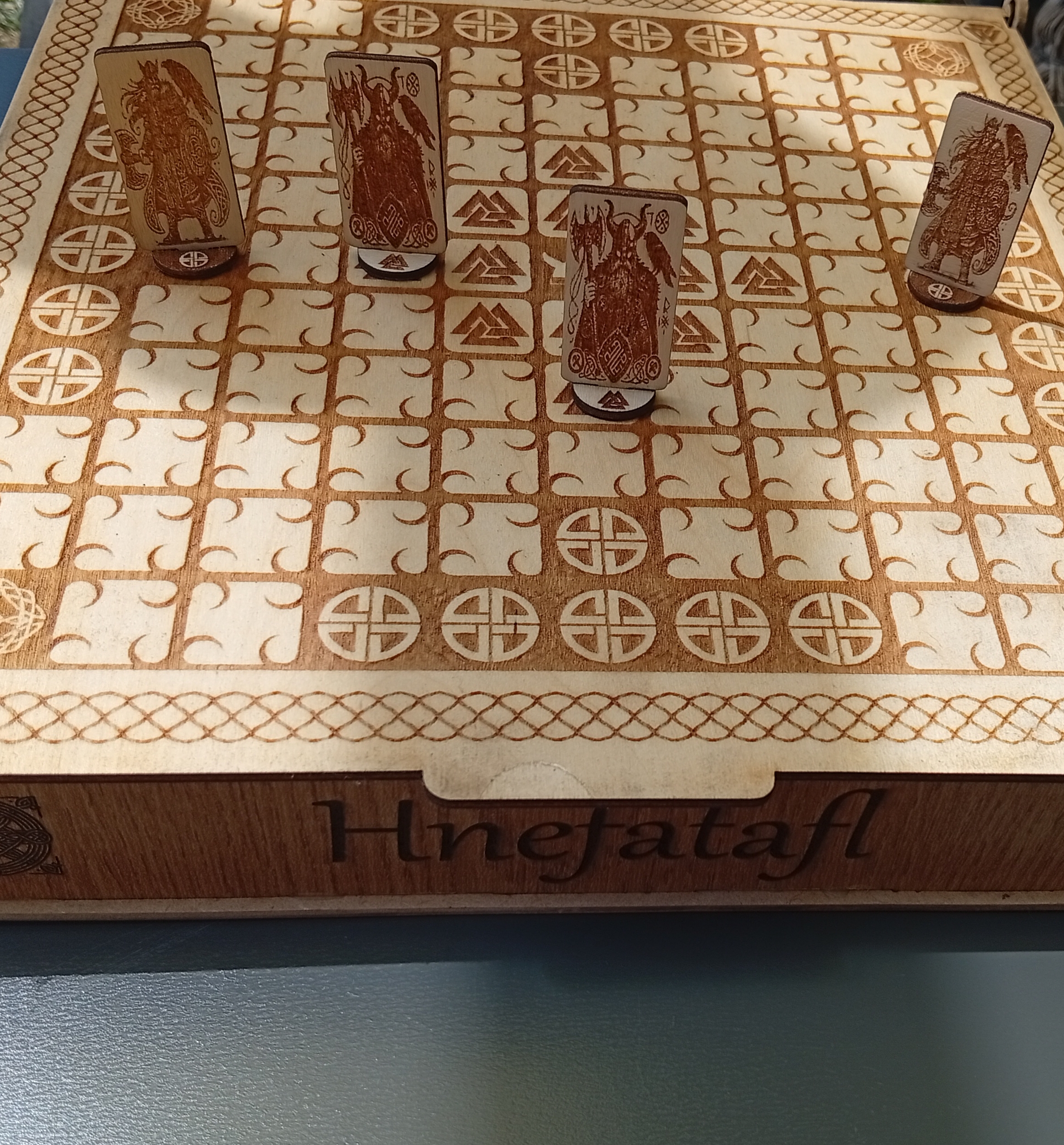 Hneftafl - WoodMagic Design - Játékok - nyír rétegelt lemez, Tölgy MDF, Hyper PLA filament