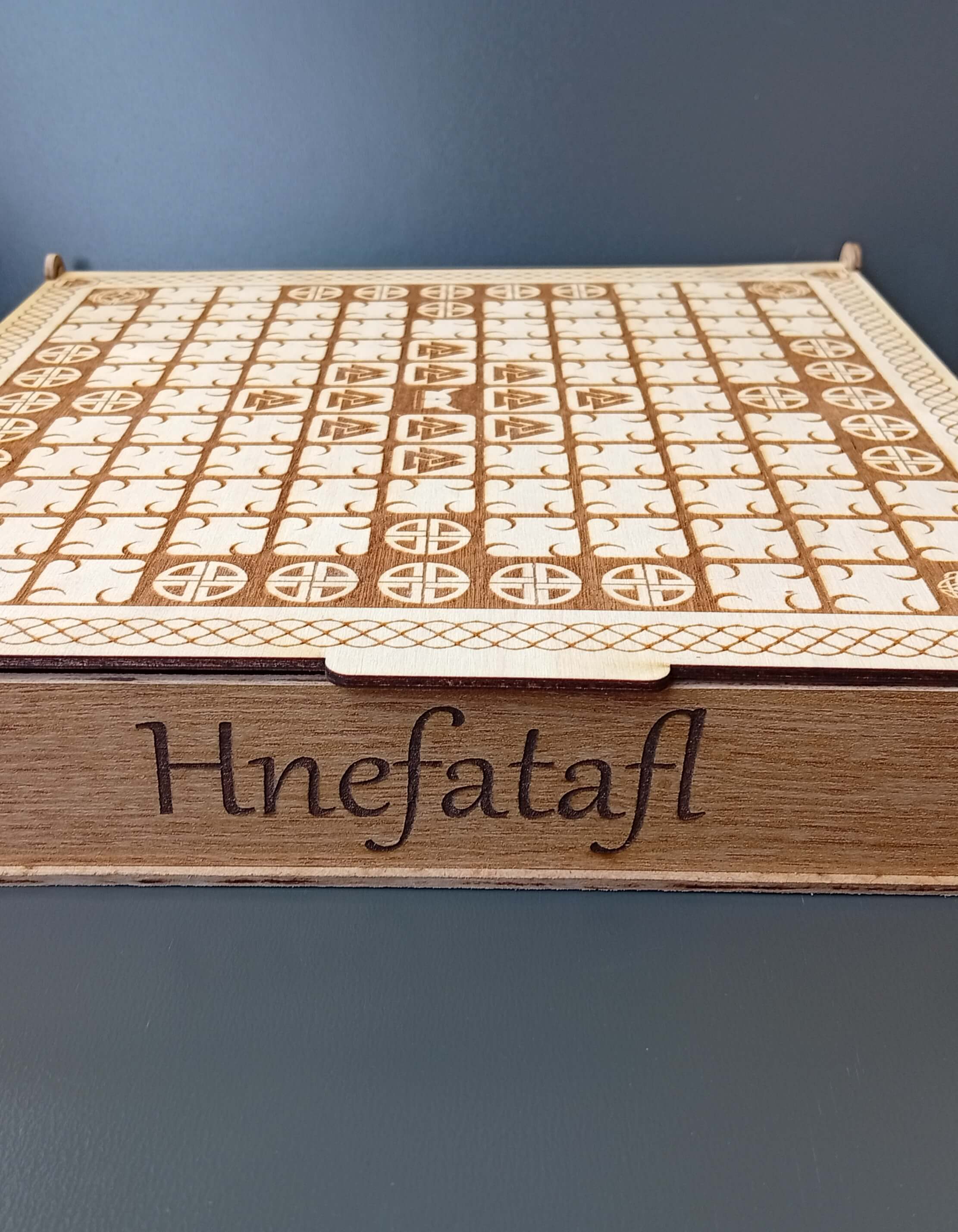 Hneftafl - WoodMagic Design - Játékok - nyír rétegelt lemez, Tölgy MDF, Hyper PLA filament