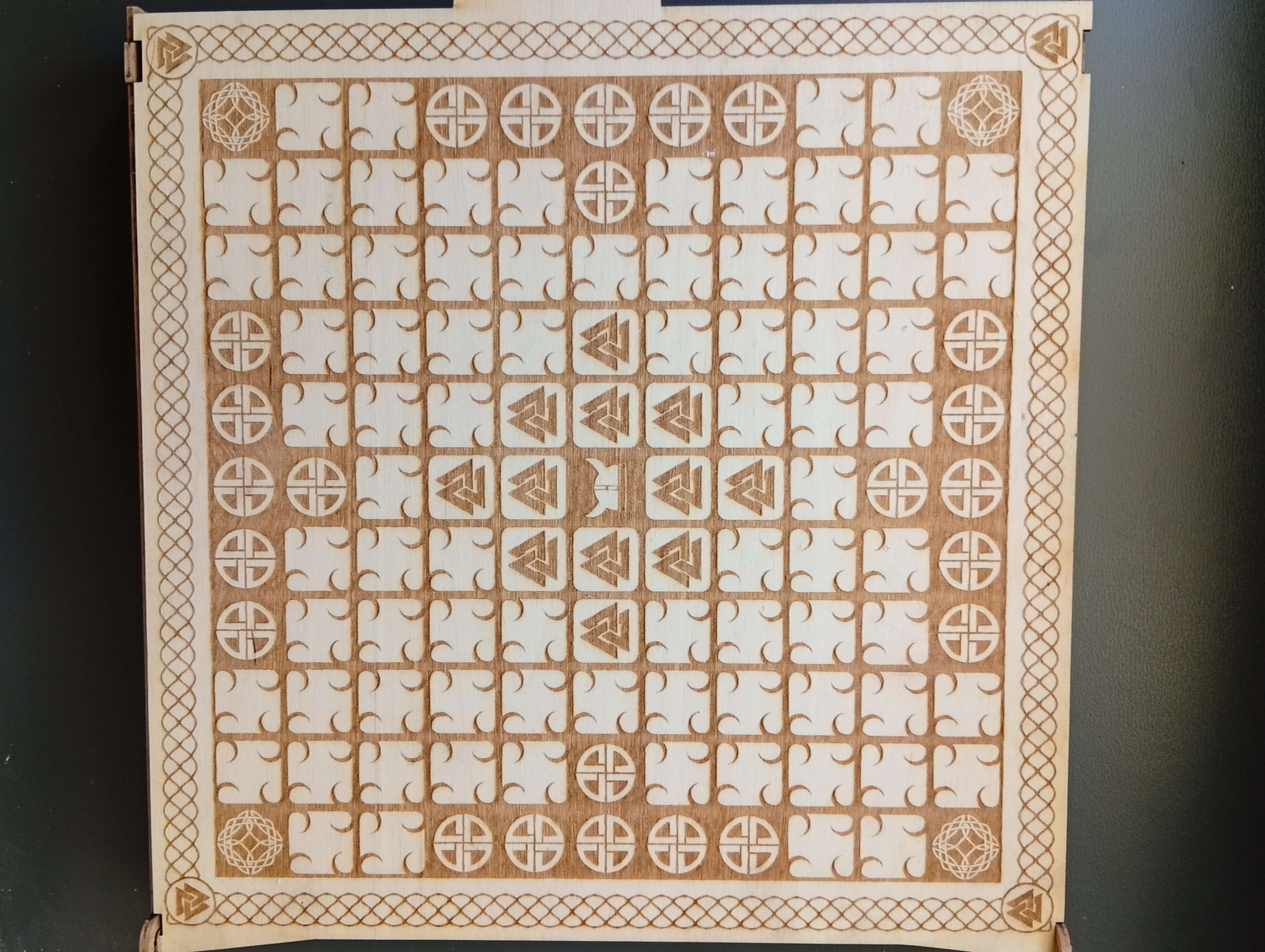 Hneftafl - WoodMagic Design - Játékok - nyír rétegelt lemez, Tölgy MDF, Hyper PLA filament