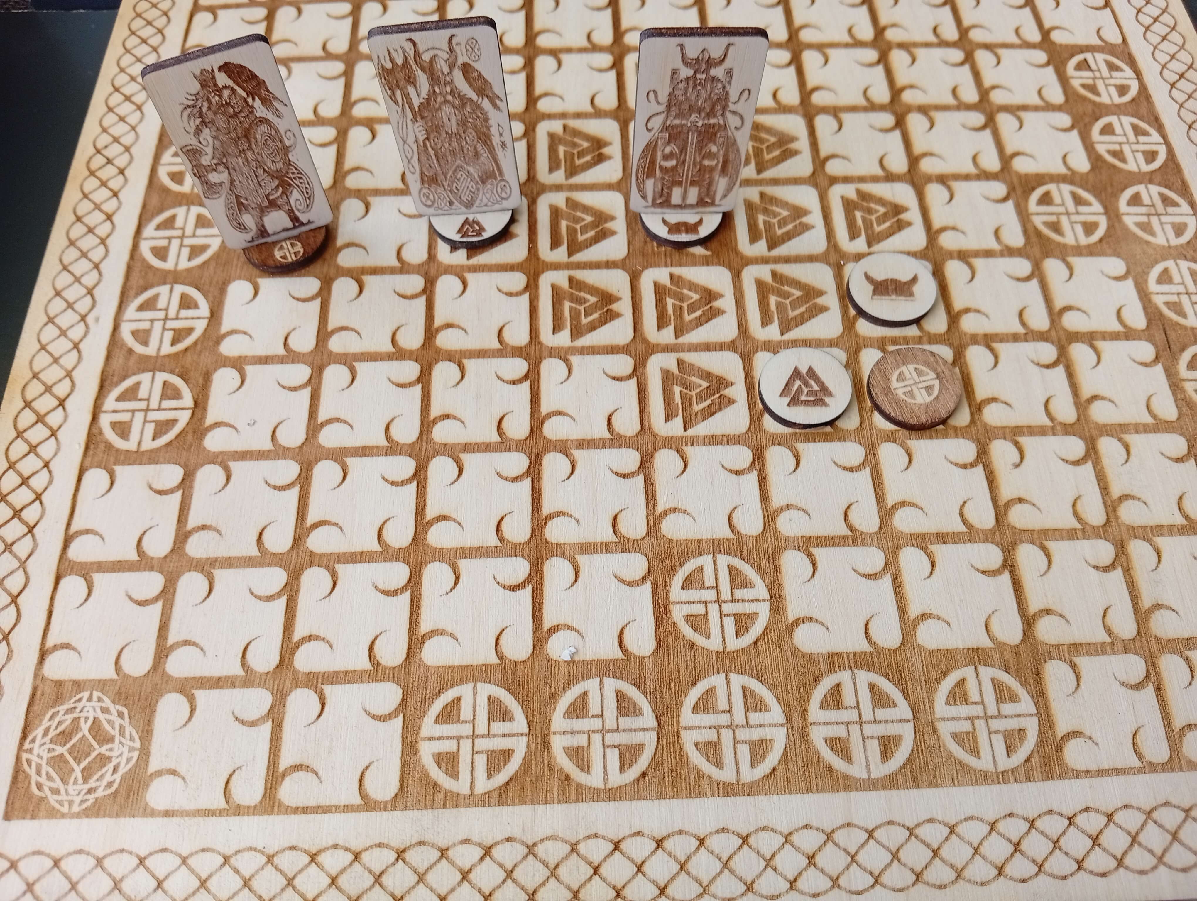 Hneftafl - WoodMagic Design - Játékok - nyír rétegelt lemez, Tölgy MDF, Hyper PLA filament